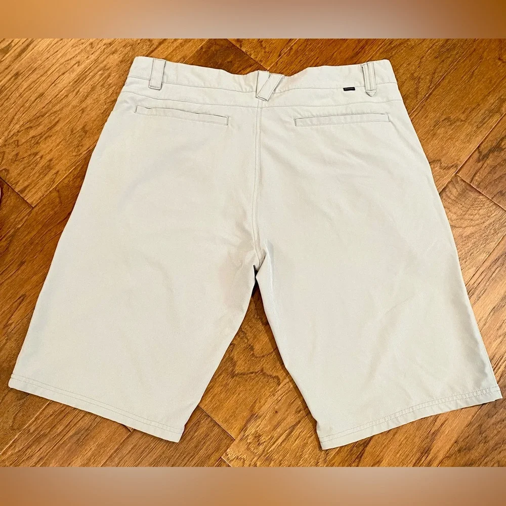 Oakley‎ Men's Light Gray Performance Flat-Front Shorts